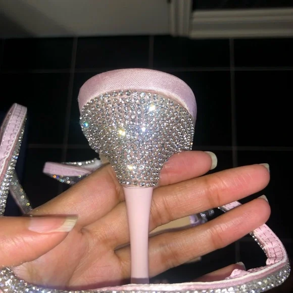 Bow heels - Picture 6 of 9